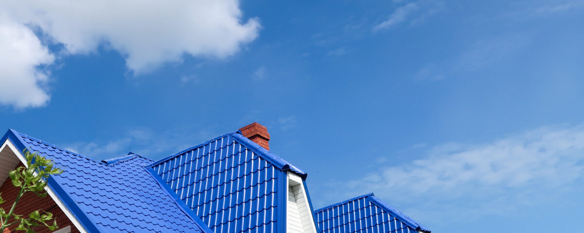 Metal Roof vs. Asphalt Shingles: Which Roofing Material Should You Choose?
