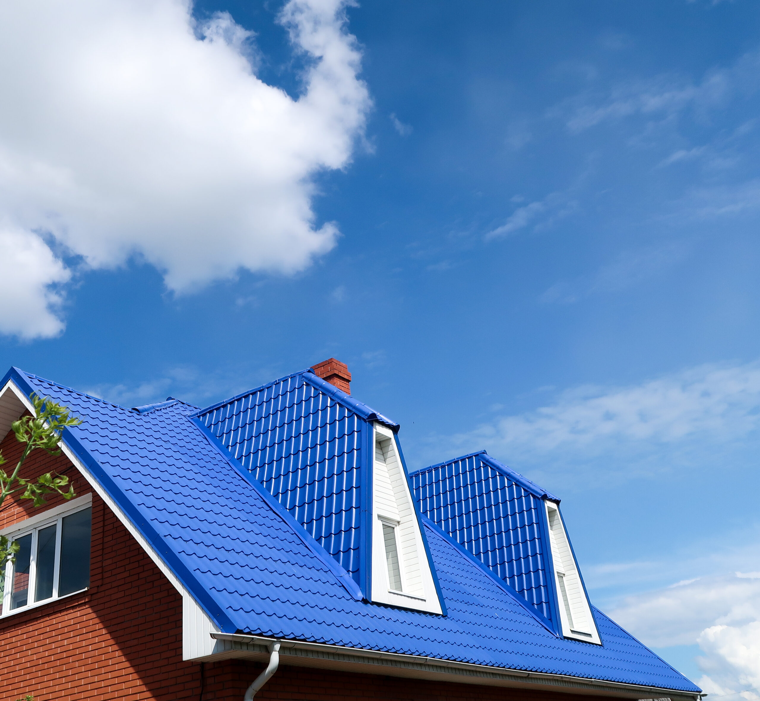 Metal Roof vs. Asphalt Shingles: Which Roofing Material Should You Choose?